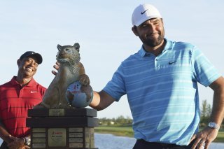 Tiger Woods a le sourire alors que Scottie Scheffler pose avec le trophée du vainqueur KEYSTONE/AP/Fernando Llano